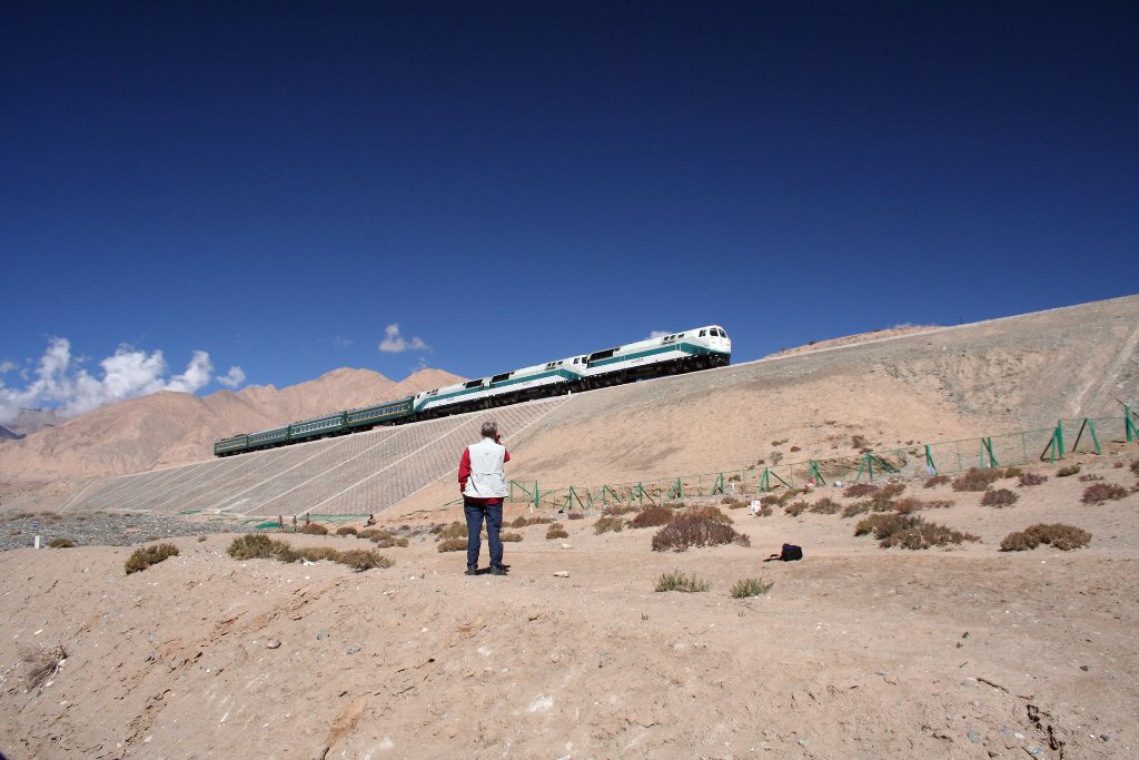 09-The train from Lhasa to Golmud.jpg - The train from Lhasa to Golmud